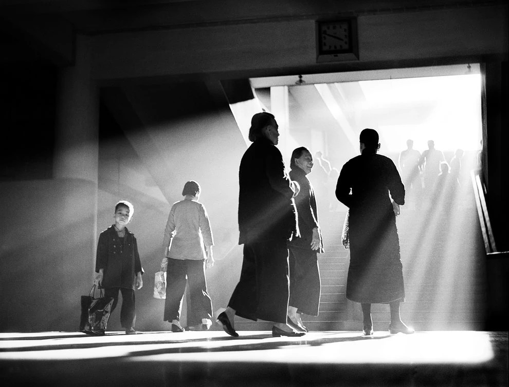 Entre ombres et lumières, le Hong Kong des années 50 dans l’œil de Fan Ho